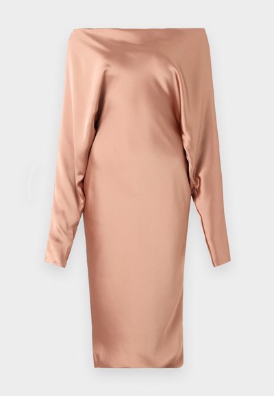 Bež svilen obleka z zasnovo brez naramnic, dolgimi rokavi in ravnim krojem, ki se ponaša z gladko teksturo in minimalnimi detajli.