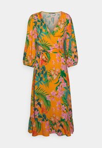Sukienka typu wrap w jasnopomarańczowym materiale z kwiecistym wzorem, w którym dominują różowe kwiaty i zielone liście, dekolt w serek, bufiaste rękawy oraz falbaniasty dół.