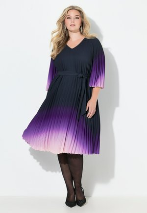 Vestido plisado en azul marino oscuro, que se transforma en rosa claro en el dobladillo. Presenta un escote en V, mangas de tres cuartos y un cinturón de tela.