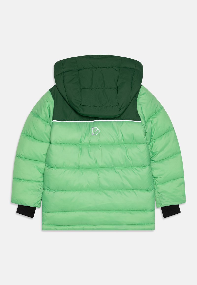 Grön uppblåsbar jacka med en mörkare grön huva, med en horisontell vit rand, elastiska ärmmuddar och en logotyp på baksidan.