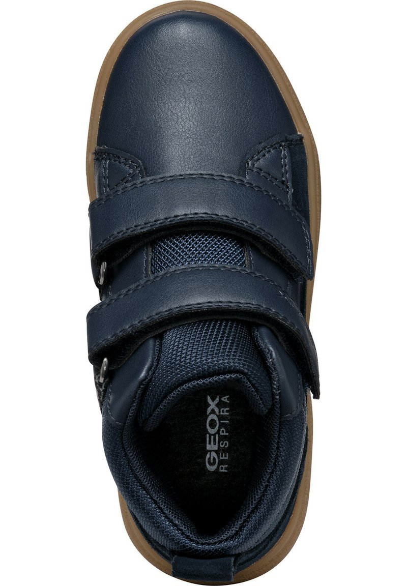 Baskets bleu marine avec deux bandes Velcro, tige en cuir, doublure en mesh et semelle en caoutchouc. Logo présent sur la semelle intérieure.