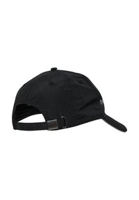 Gorra de béisbol negra con corona estructurada, visera curvada, correa ajustable de tela y detalle de herrajes metálicos en la parte trasera.