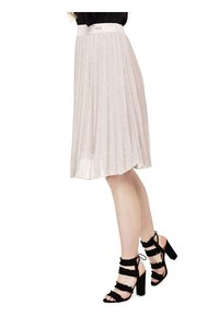 Falda midi plisada de color rosa claro con un brillo metálico, que presenta una cinturilla plana y una silueta fluida. Estilizada con tacones negros de tiras.