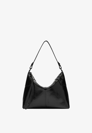 Sac à épaule en cuir noir avec une forme arrondie, texture lisse, bandoulière unique et fermeture zippée supérieure. Présente une discrète signalétique.