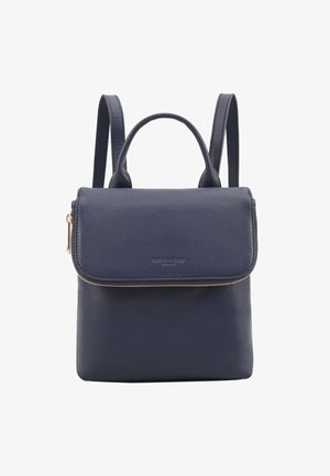 Sac à dos en cuir marine avec un dessus zippé, un rabat avant et des bretelles doubles. Présente une texture lisse et des accents de fermeture éclair dorés.