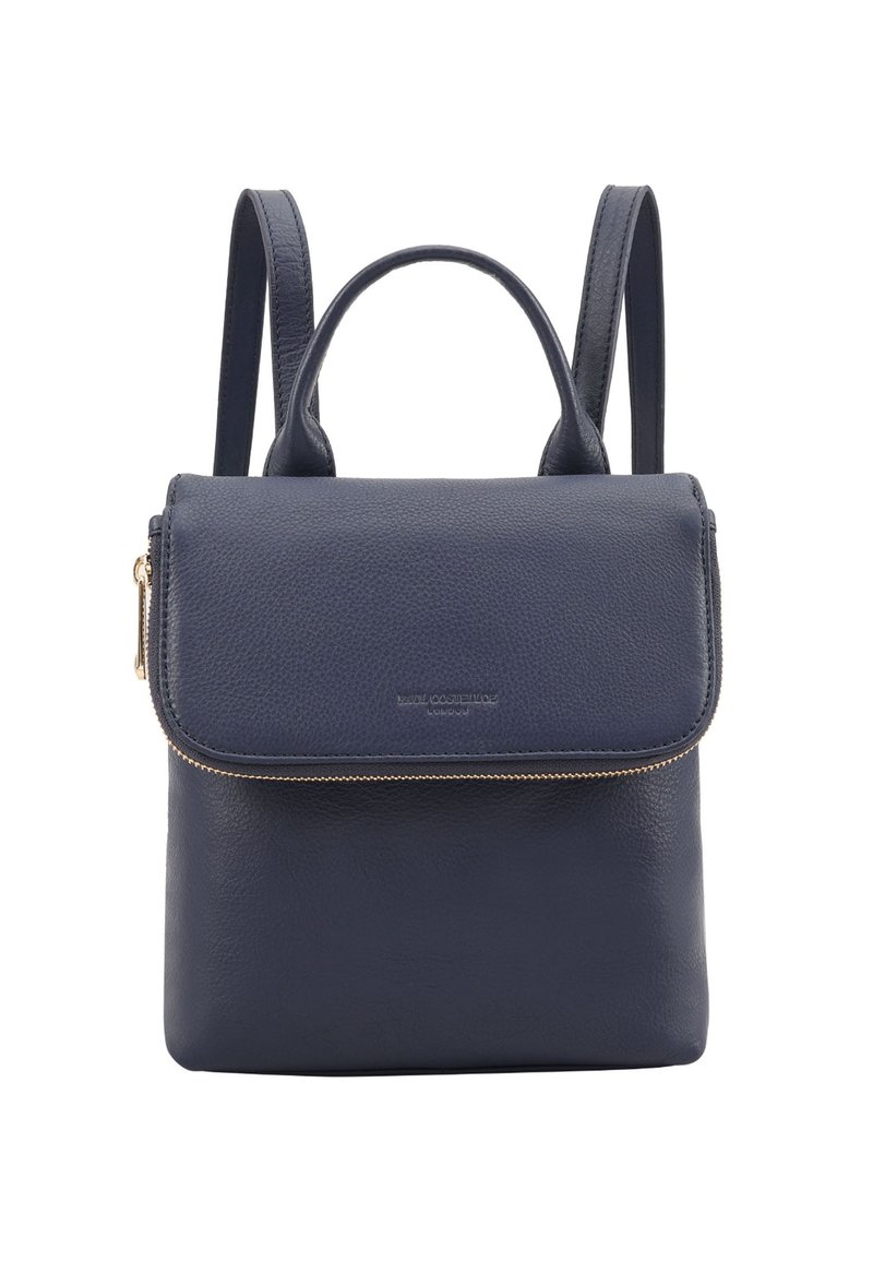 Sac à dos en cuir marine avec un dessus zippé, un rabat avant et des bretelles doubles. Présente une texture lisse et des accents de fermeture éclair dorés.