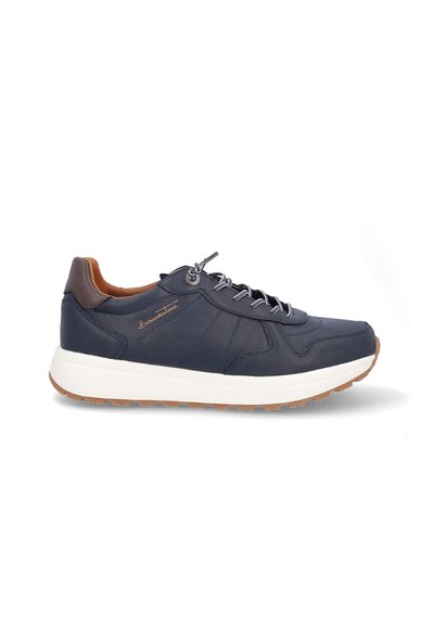 Zapatilla de cuero azul marino con suela blanca y detalles en el talón marrón. Cuenta con cordones redondos y patrones de costura sutiles.