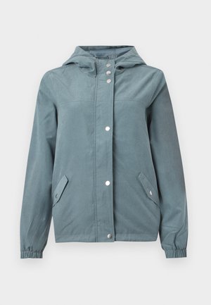Veste bleu clair avec capuche, dotée d'une fermeture éclair et de boutons-pression, deux poches latérales et des poignets élastiques. Texture douce et lisse.