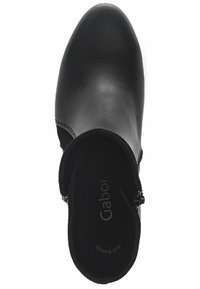 Schwarzer Leder-Slipper mit spitzer Zehenpartie, strukturiertem Obermaterial, seitlichem Elastikeinsatz und dekorativer silberner Hardware an der Ferse.