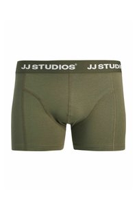 Boxer vert olive avec un logo blanc "JJ STUDIOS" sur la ceinture élastique. Comprend des coutures cousues et une coupe ajustée.