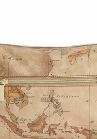 Borsa beige in stile vintage con una mappa antica dell'Est Asia, zip dorata visibile e logo metallico "TILAS" vicino alle Filippine.