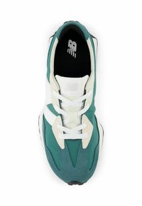 Sneakers teal et blanc avec des matériaux en daim et en maille, présentant un design à lacets, un col rembourré et une semelle texturée.