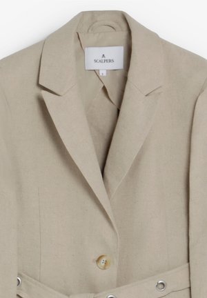 Blazer beige de un solo botón con solapas con muesca, bolsillos delanteros, ojales metálicos en la correa de la cintura, talla pequeña de la marca Scalpers.