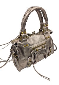 Sac à main argenté métallique avec deux poignées tressées, poche zippée à l'avant, quincaillerie dorée et surpiqûres décoratives. Comprend des accents en franges.