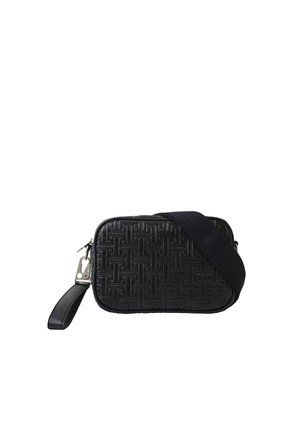 Petit sac bandoulière noir rectangulaire avec motif géométrique texturé, large bandoulière réglable, bracelet pour poignet et fermeture éclair argentée.
