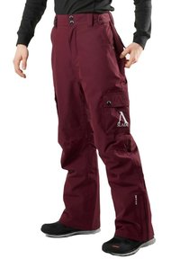 Pantaloni da neve bordeaux con tasca cargo, ventilazione con zip e accessori neri. Il tessuto sembra essere resistente all'acqua e ha una texture liscia.