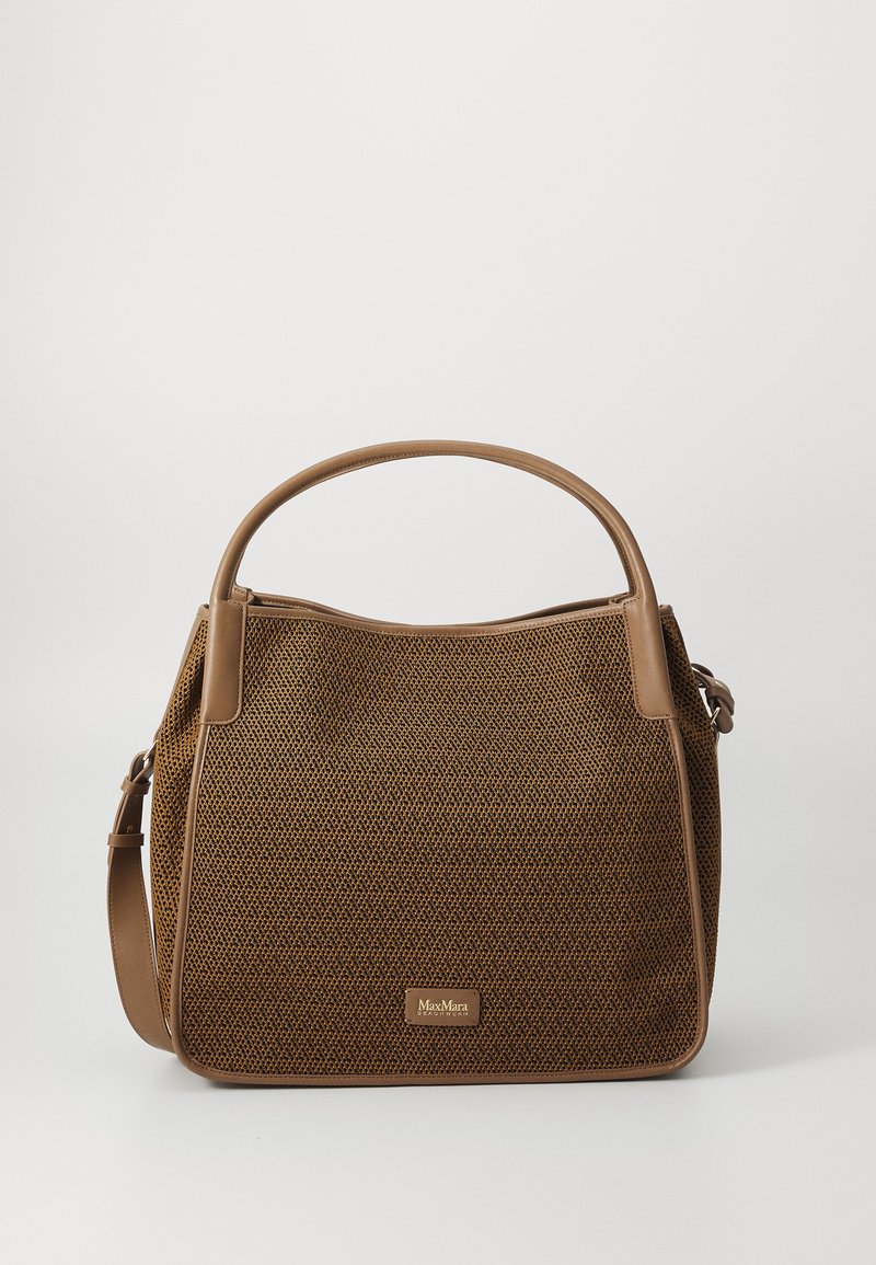 Sac à main en cuir brun texturé avec des accents en cuir lisse couleur tan, une anse courbée, une bandoulière amovible et un logo de marque subtil à l'avant.