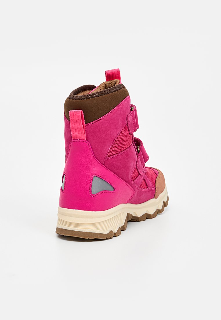 Rosa Wildleder- und Mesh-Wanderschuh mit braunen Akzenten, verstellbaren Riemen, strukturiertem Sohlenprofil und reflektierenden grauen Details an der Seite.