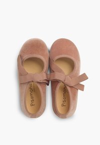 Bailarinas de terciopelo rosa con punta redonda, laterales abiertos y cintas del mismo tejido sobre el empeine; forro interior suave, diseño ligero.