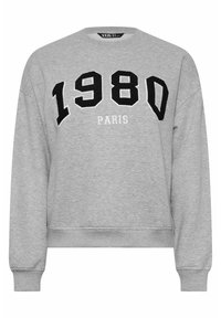 Sudadera gris hecha de un tejido suave, con cuello redondo, mangas largas y el texto bordado en negro "1980 PARIS" en una fuente gruesa.
