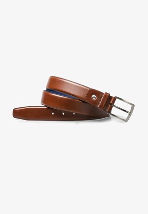 Ceinture en cuir marron, texture lisse, boucle rectangulaire en argent, ajustable avec plusieurs trous, pliée pour l'affichage.