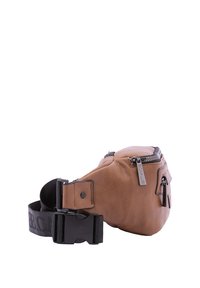 Belt bag in pelle marrone con scomparti con cerniera, una finitura testurizzata e tracolla regolabile. Presenta una fibbia e dettagli in plastica nera.