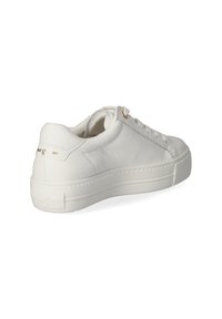 Sneaker bianco in pelle con finitura testurizzata, punta rotonda, suola piatta e cuciture tono su tono. Presenta occhielli dorati e branding sul tallone.