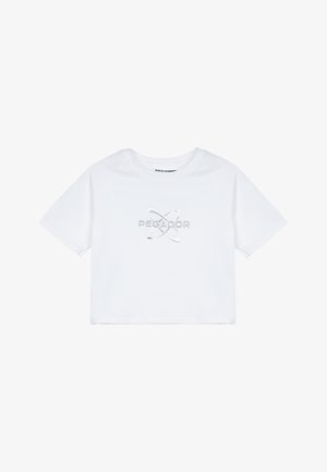 Hvit, korte t-skjorte med raglanermer og en sølvtrykt logo "PEGADOR" i sentrum, glatt stoffstruktur.
