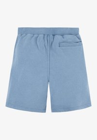 Niebieskie bawełniane szorty z elastycznym paskiem w talii, jedną tylną kieszenią i miękką fakturą. Posiadają proste szwy i luźny krój.