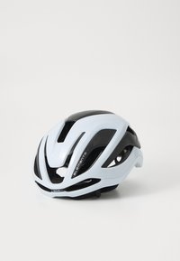 Casque de vélo bleu clair avec des accents noirs, doté d'ouvertures de ventilation, d'un design épuré et de sangles réglables pour un ajustement sécurisé.