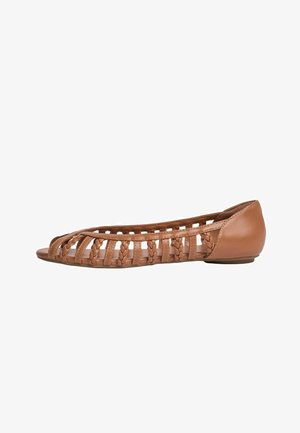 Sandalo piatto marrone con punta aperta, cinturini intrecciati e tallone chiuso, progettato per un uso casual.