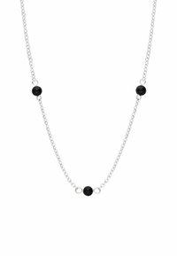 Zilveren ketting met drie zwarte kralen die gelijkmatig over de lengte zijn verdeeld. De ketting is fijn gelinkt met een gladde textuur.