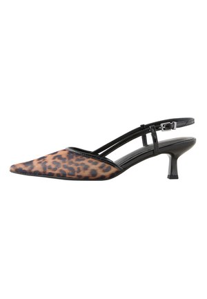 Leopardimustriga slingback-kontsadega kingad, millel on terav nina, musta läikiva detailiga ja õhuke konts, mis on varustatud stiilse disaini ning tekstureeritud kangaga.