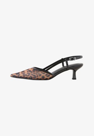 Pantofi cu bareta slingback cu imprimeu leopard, cu vârful ascuțit, accente din piele lacuită neagră și toc subțire, având un design elegant și material texturat.