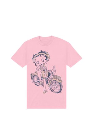 Lyserød bomuldst-shirt med et grafisk motiv af en karakter med store øjne på en motorcykel. Designet inkluderer en sløjfe og teksten "B.M.C." på cyklen.