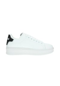 Sneaker bianco in pelle con superficie liscia, dettagli perforati e suola piatta bianca. Presenta un accento nero sul tallone e un logo di marca.