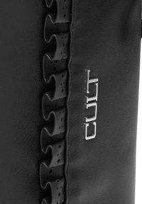 Prodotto di pelle nera con una finitura arricciata lungo il lato. Presenta un logo metallico impresso in modo prominente sulla superficie.