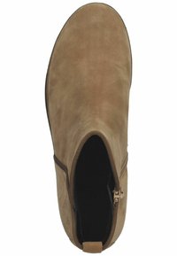 Bottine en suede marron avec une texture lisse, bout arrondi et fermeture éclair sur le côté. Dispose d'un petit talon et d'un design minimaliste.