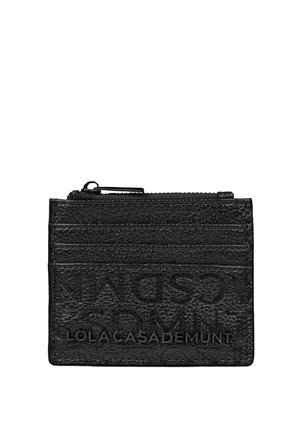 Billetera negra texturizada con logo en relieve, que cuenta con múltiples ranuras para tarjetas y un cierre de cremallera. Fabricada en material sintético. Diseño compacto.