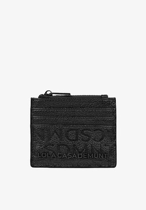 Billetera negra texturizada con logo en relieve, que cuenta con múltiples ranuras para tarjetas y un cierre de cremallera. Fabricada en material sintético. Diseño compacto.