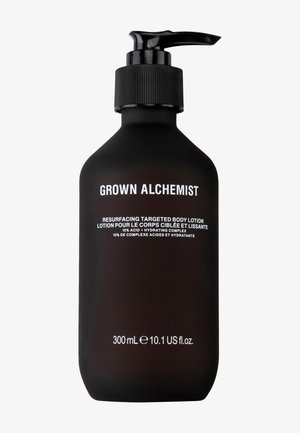 Flacon pompe mat noir de 300 ml étiqueté "Grown Alchemist Resurfacing Targeted Body Lotion" avec 10 % d'acide et un complexe hydratant.