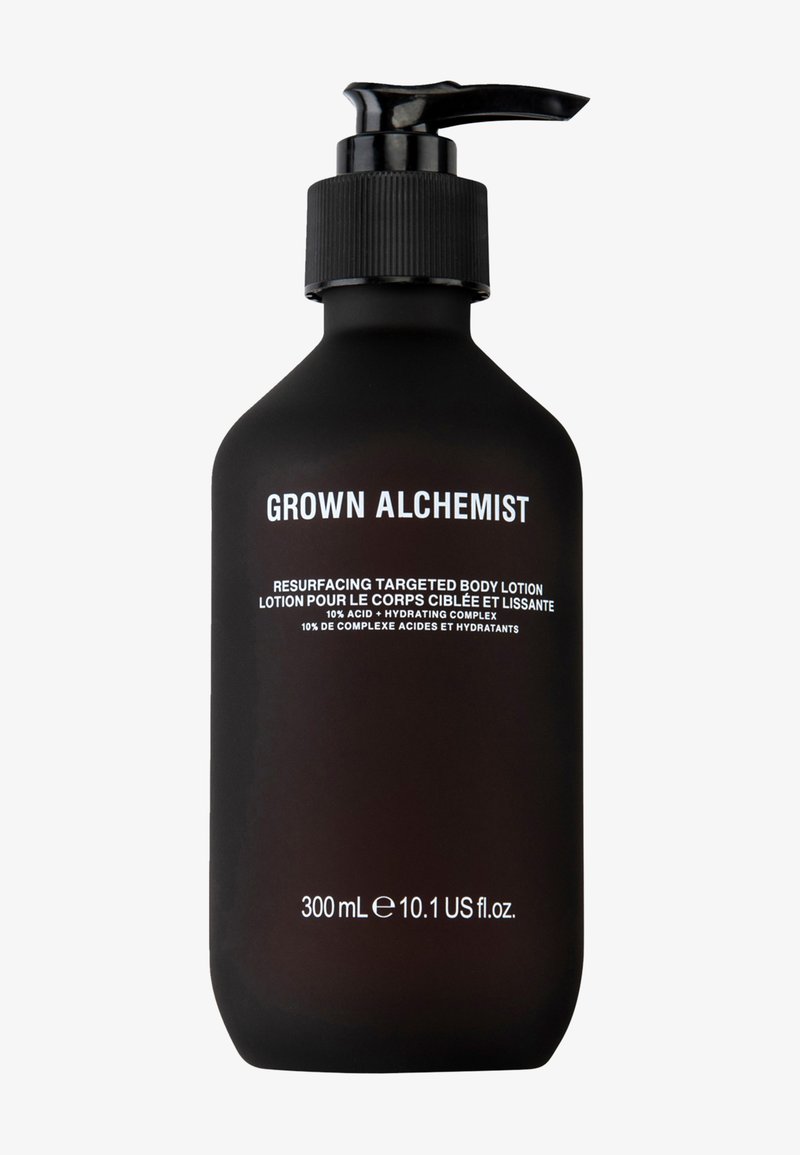 Mat sort 300 ml pumpeflaske mærket "Grown Alchemist Resurfacing Targeted Body Lotion" med 10 % syre og fugtgivende kompleks.