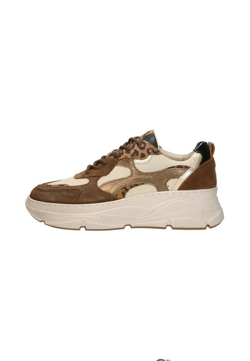 Braune und beige Sneaker mit einem strukturierten Obermaterial, das Leopardenmuster-Details aufweist, einer klobigen weißen Sohle und einem schwarzen Fersenelement.