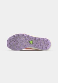Semelle de chaussure avec une surface en caoutchouc violet ornée de motifs en forme de triangles et d'étoiles, avec un accent triangulaire vert.