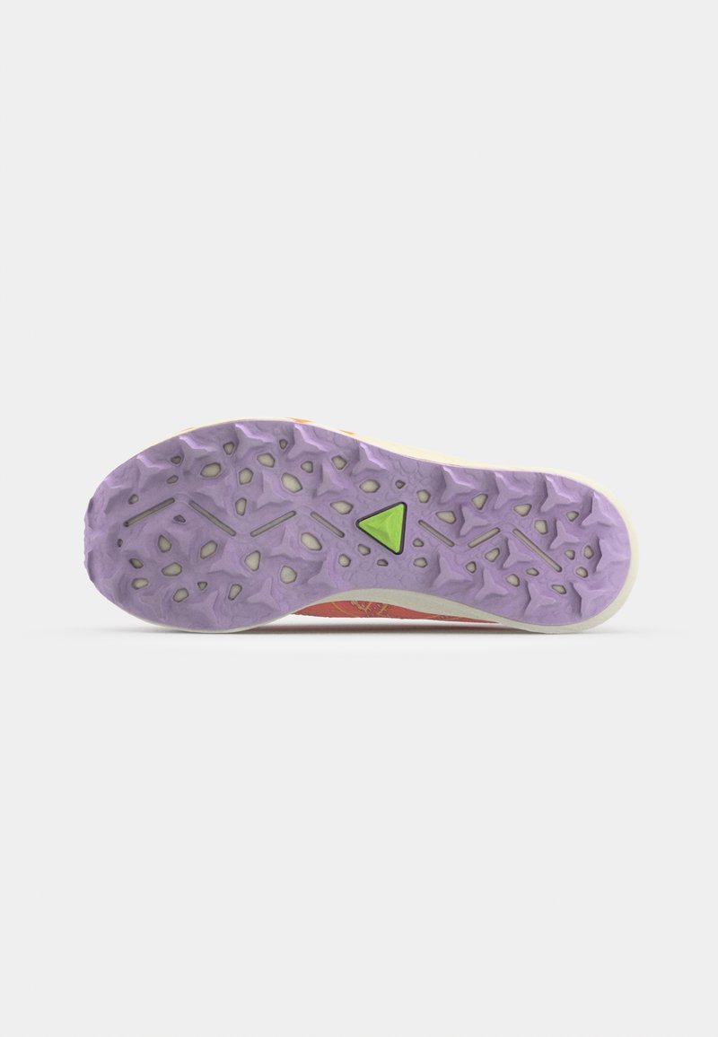 Semelle de chaussure avec une surface en caoutchouc violet ornée de motifs en forme de triangles et d'étoiles, avec un accent triangulaire vert.