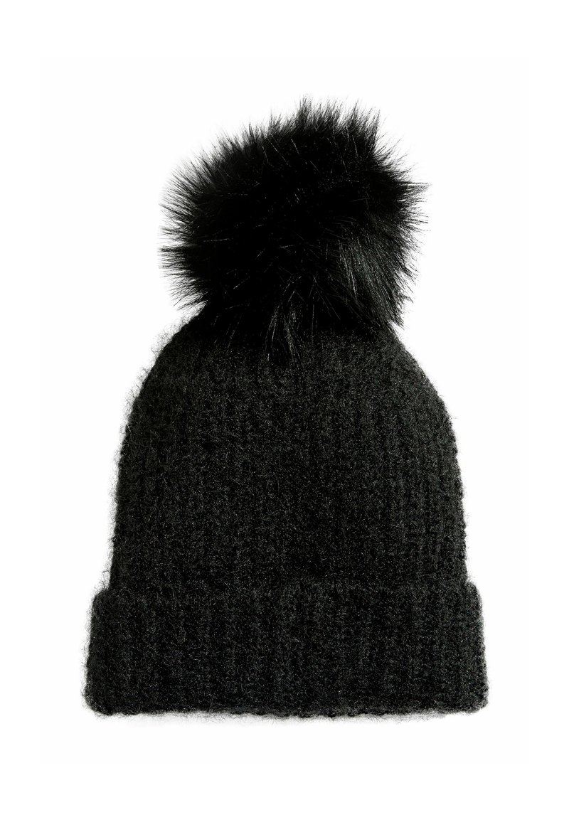 Căciulă tricotată neagră cu un design texturat și un pom-pom pufoș pe vârf. Rola la bază pentru un plus de căldură.