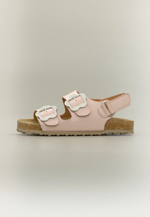 Lyserød sandal med to sølvspænder på toppen og en korksål, med en bagrem med velcrolukning.