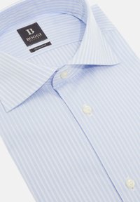 Camisa de botones a rayas de color azul claro con un corte regular. Presenta un cuello amplio y botones blancos, elaborada en un tejido suave. Etiqueta con el logo visible.