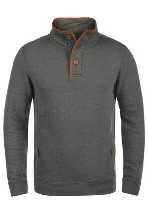 Grijze sweater met hoge kraag en bruine knoopaccenten, gemaakt van een gestructureerde stof, met zijzakken en een geweven logo-oppatch.