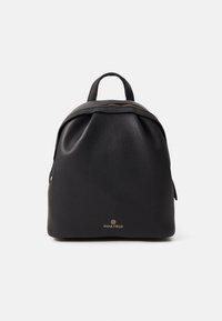 Sac à dos en cuir noir avec une texture lisse, de forme arrondie, une poignée supérieure et un logo doré en bas. Il dispose d'une fermeture éclair et d'une poche latérale.